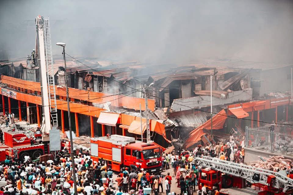 cn-te-d-ivoire-adjamno-le-marchno-petit-lomno-ravagno-par-un-violent-incendie