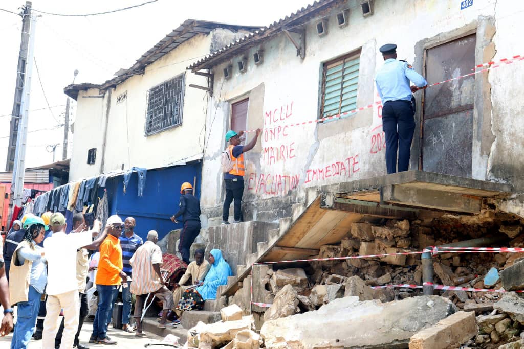 cn-te-d-ivoire-saison-des-pluies-des-habitants-d-a-un-bnetiment-dnolognos-nc-adjamno