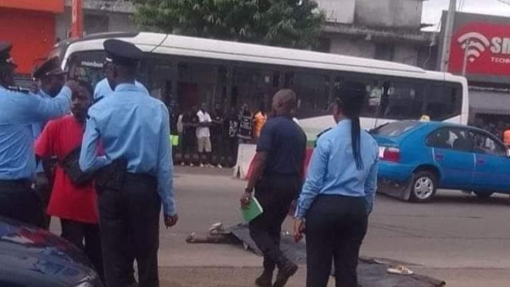 cn-te-d-ivoire-yopougon-un-apprenti-gbaka-nocrasno-par-un-camion