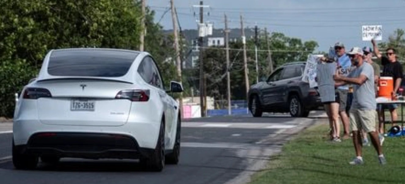austin-inaugure-l-a-nore-des-robotaxis-elon-musk-propulse-tesla-dans-l-a-histoire-de-la-mobilitno-autonome