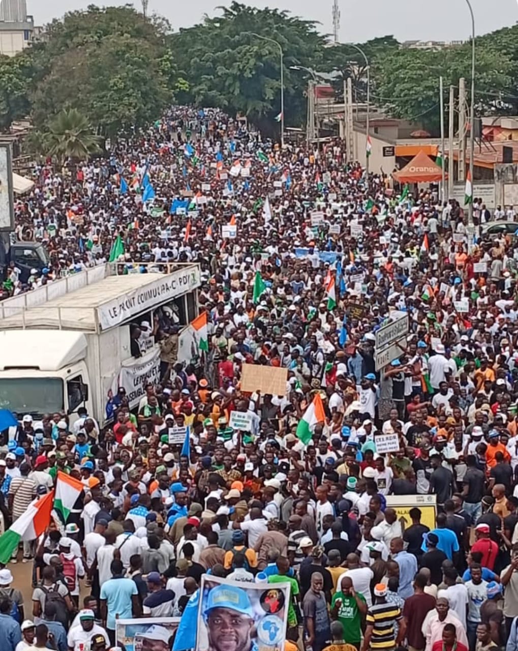 u-marche-du-front-commun-une-marnoe-humaine-dit-non-au-4-o-mandat-d-a-alassane-ouattara-forme-et-coulisse