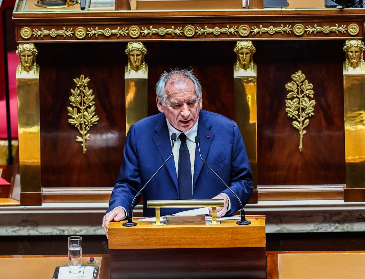 france-le-premier-ministre-franniois-bayrou-et-son-gouvernement-dnomissionnent-aprnos-un-revers-nc-l-a-assemblnoe-nationale